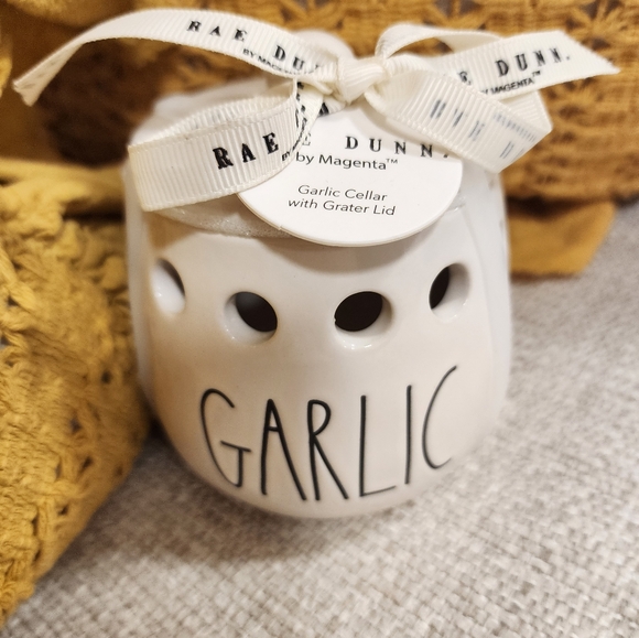 Rae Dunn Mini "GARLIC" Cellar with Grater Lid - Picture 1 of 2